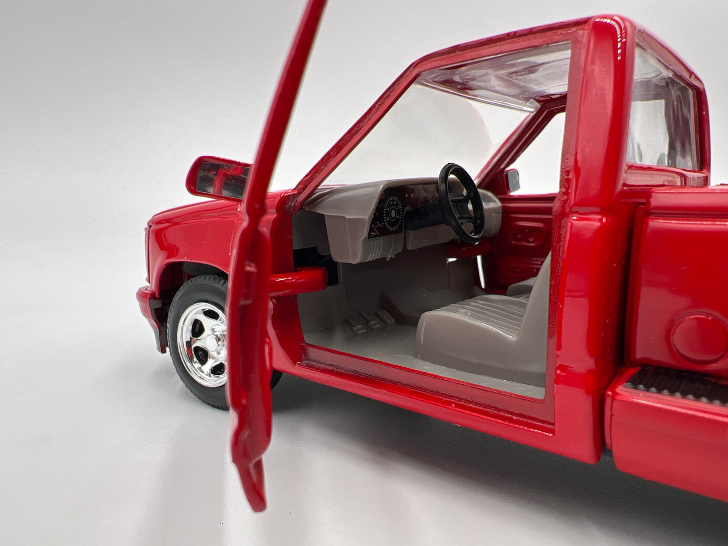 Motor Max American Classics 1/24 Scale 1992 GMC Sierra GT Pickup Red Loose