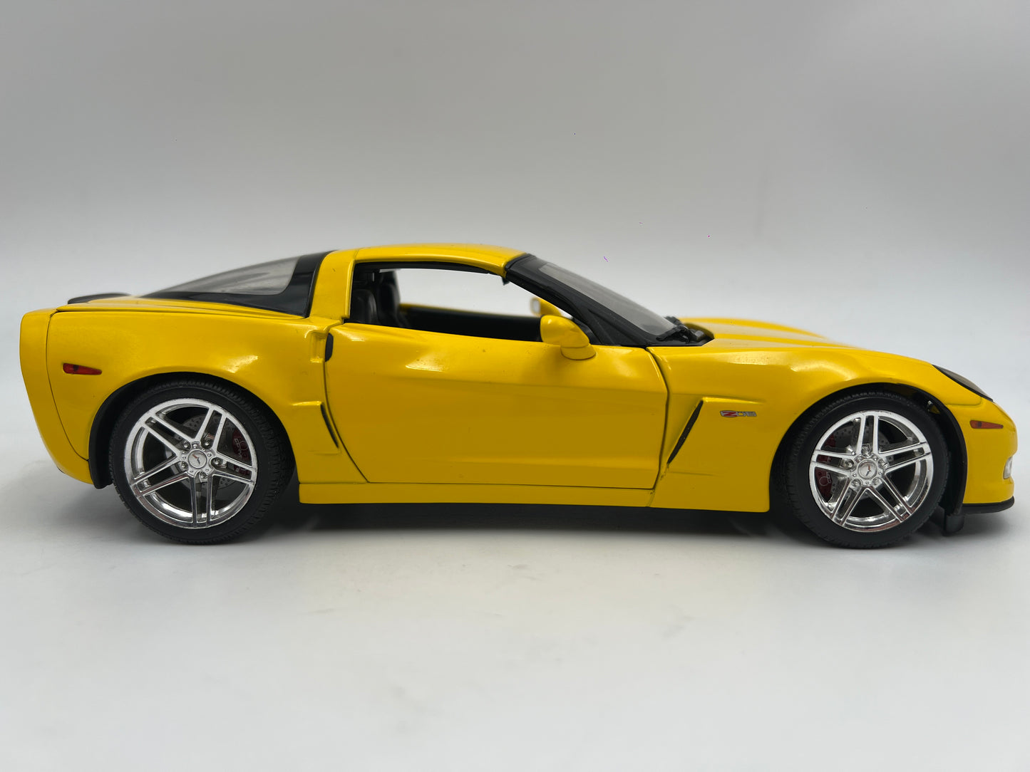 Hot Wheels Elite 1:18 Scale 2006 Corvette C6 Z06 Yellow Loose VHTF