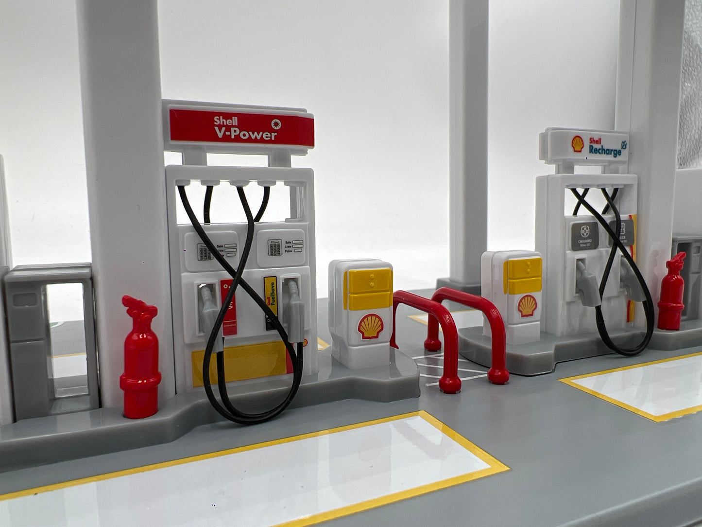 CCA 1/64 Diorama Assembly Playset Shell Gas Station W/Volvo Trucks