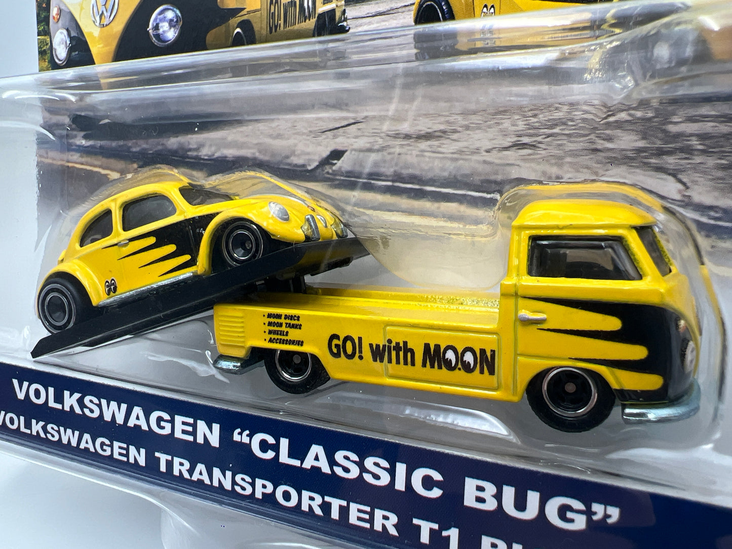 Hot Wheels Team Transport #22 Mooneyes Volkswagen Classic Bug & T1 Pickup W/Protector