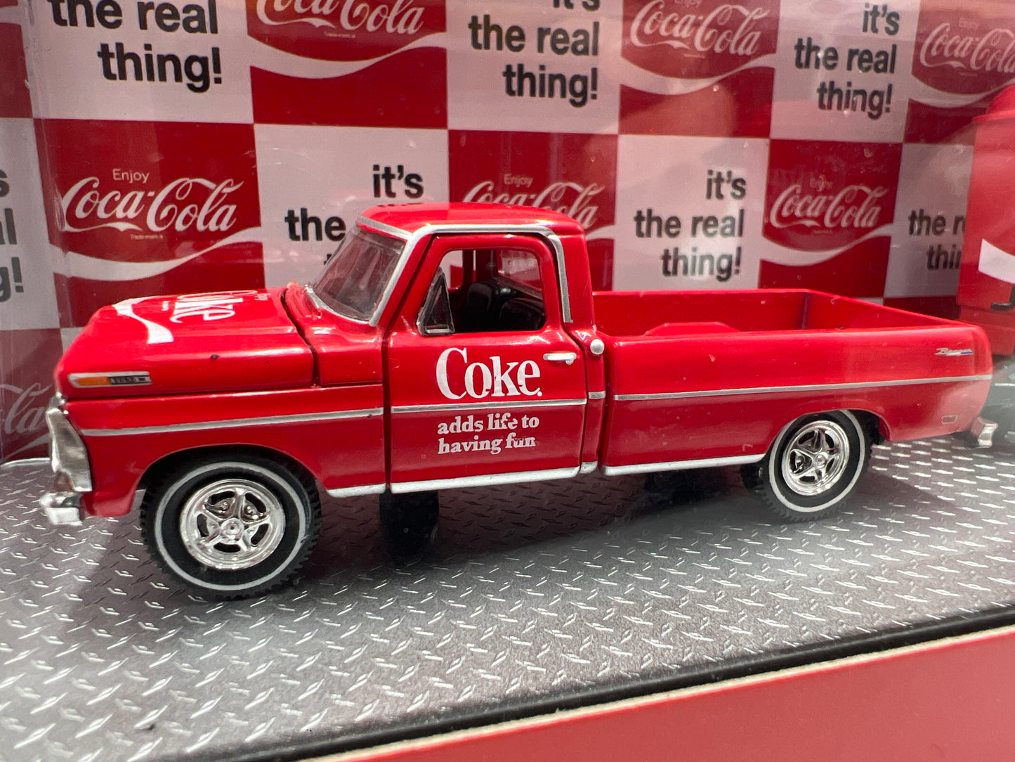 M2 Machines Auto Haulers Coca Cola 1969 Ford F-250 Ranger Truck & 1949 Mercury Custom TW02