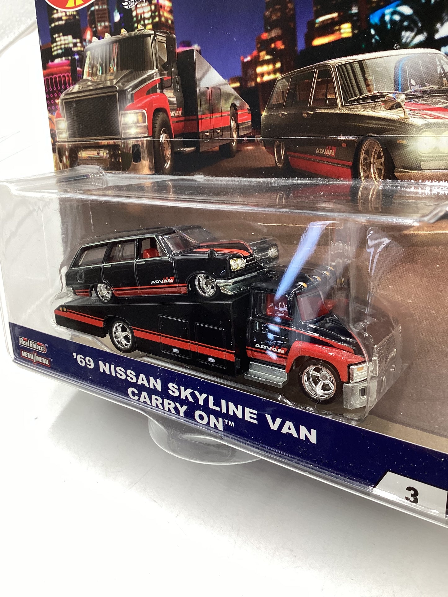 2018 Hot Wheels Team transport #3 69 Nissan Skyline Van & Carry On with Protector