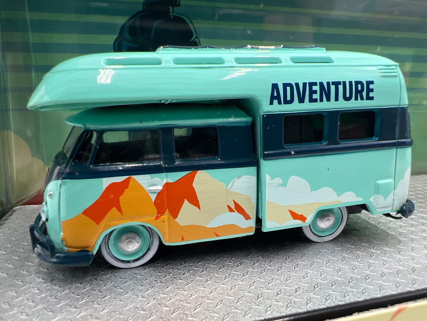 2025 M2 Machines Auto Haulers 1959 VW Double Cab Truck USA Model & 1960 VW Delivery Van & Trailer R85