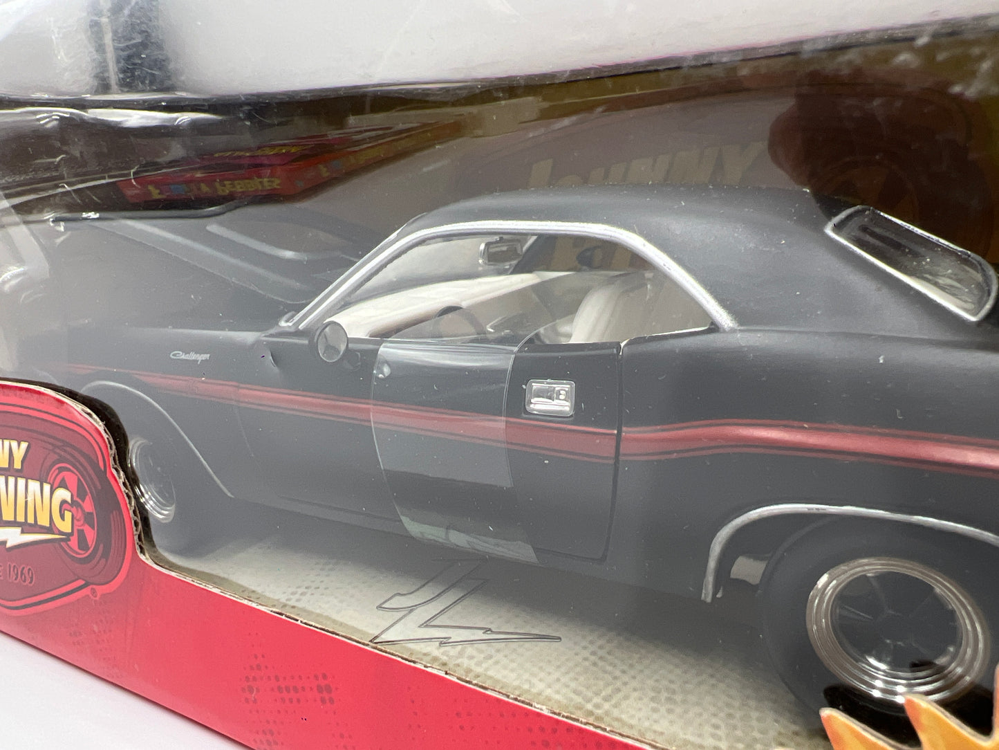 Johnny Lightning 1:24 Scale White Lightning Chase R41 1970 Dodge Challenger R/T Black VHTF