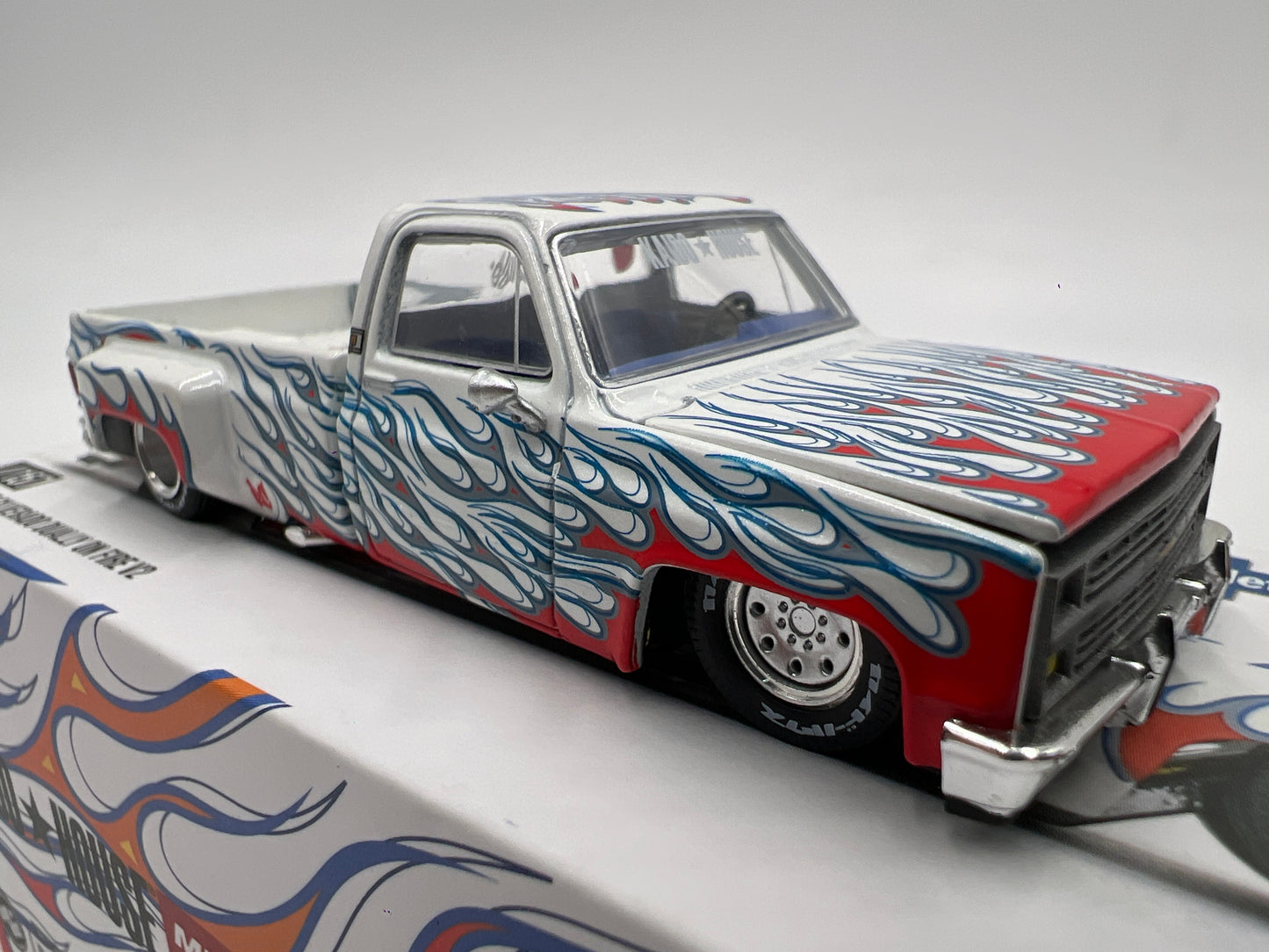 Mini GT x Kaido House #157 Chevrolet Silverado Dually On Fire V2 White