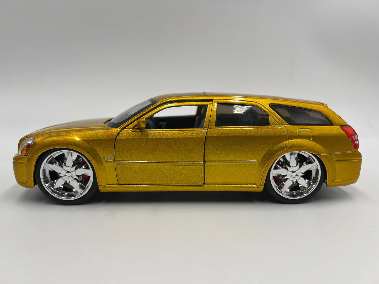 Revell 1/24 Scale Dodge Magnum R/T Gold Loose