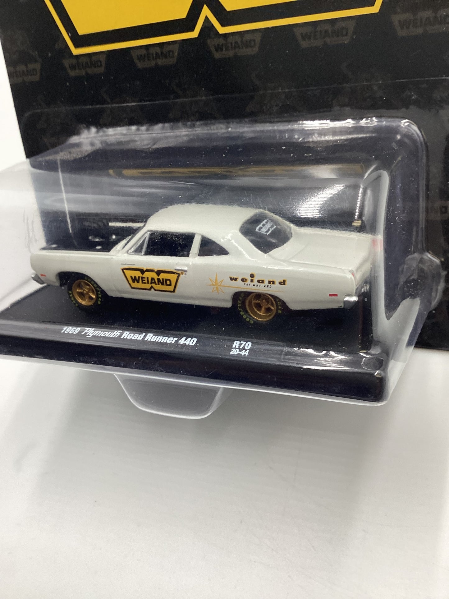 M2 Machines Auto driver Weiland 1969 Plymouth Road Runner 440 White R70 188P