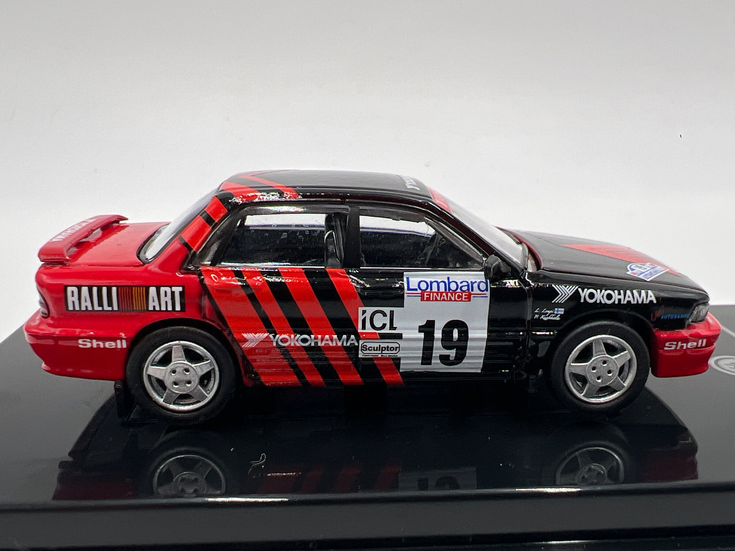 Para64 1:64 Scale Diecast Mitsubishi Motors Mitsubishi Galant VR-4 Advan Red/Black