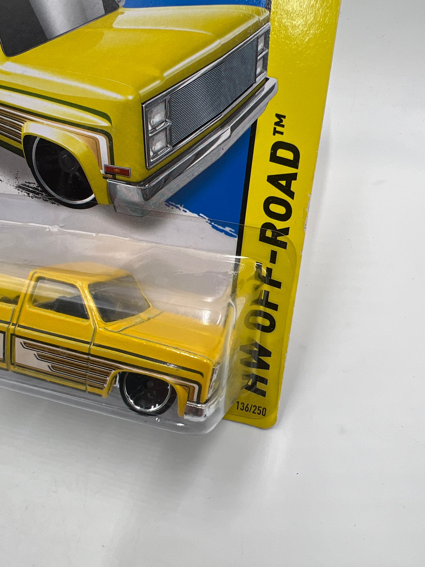 2014 Hot Wheels Off-Road #136 83 Chevy Silverado Yellow W/Protector Intl Card