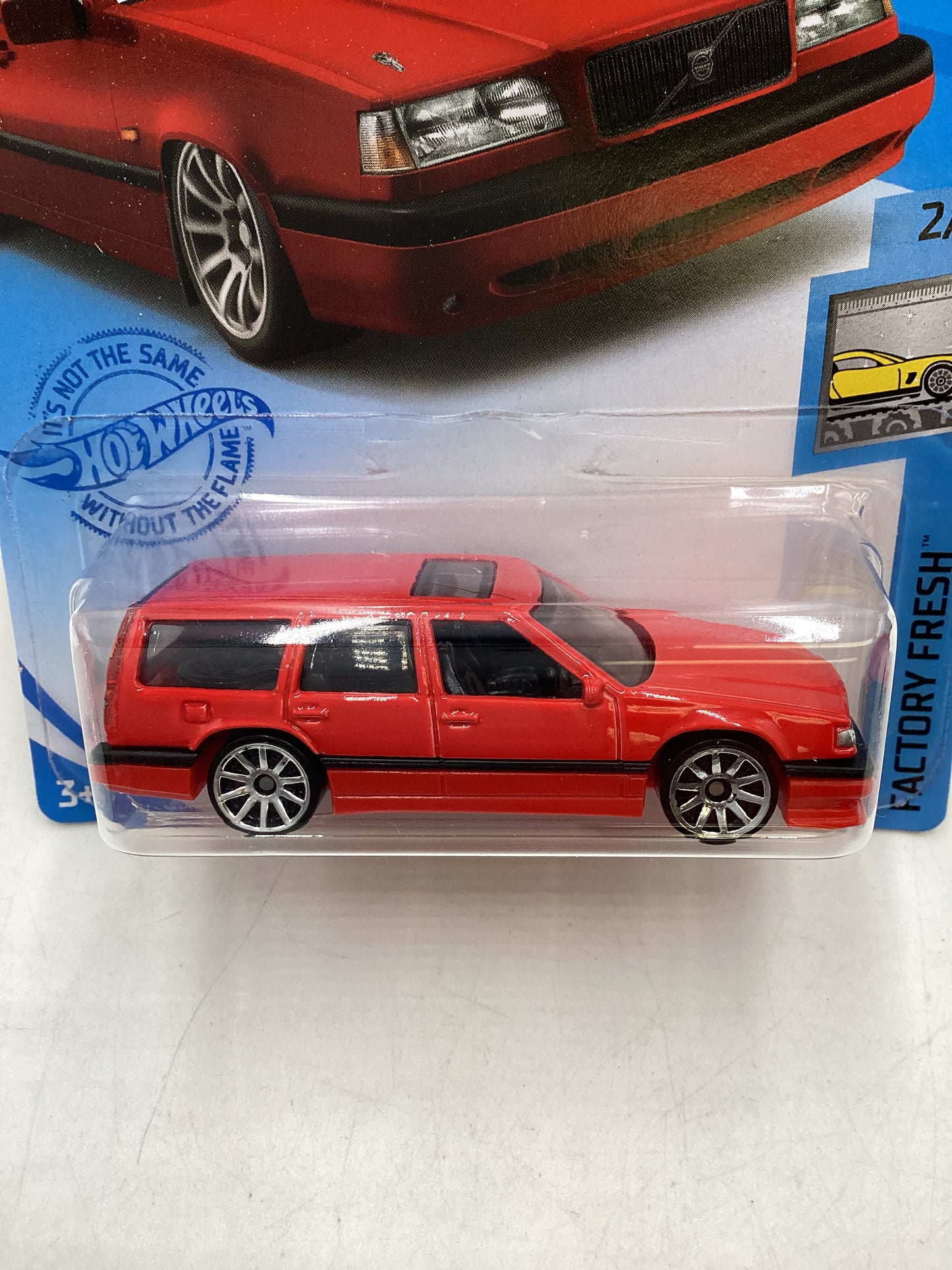 2021 Hot Wheels #43 Volvo 850 Estate Red 92i