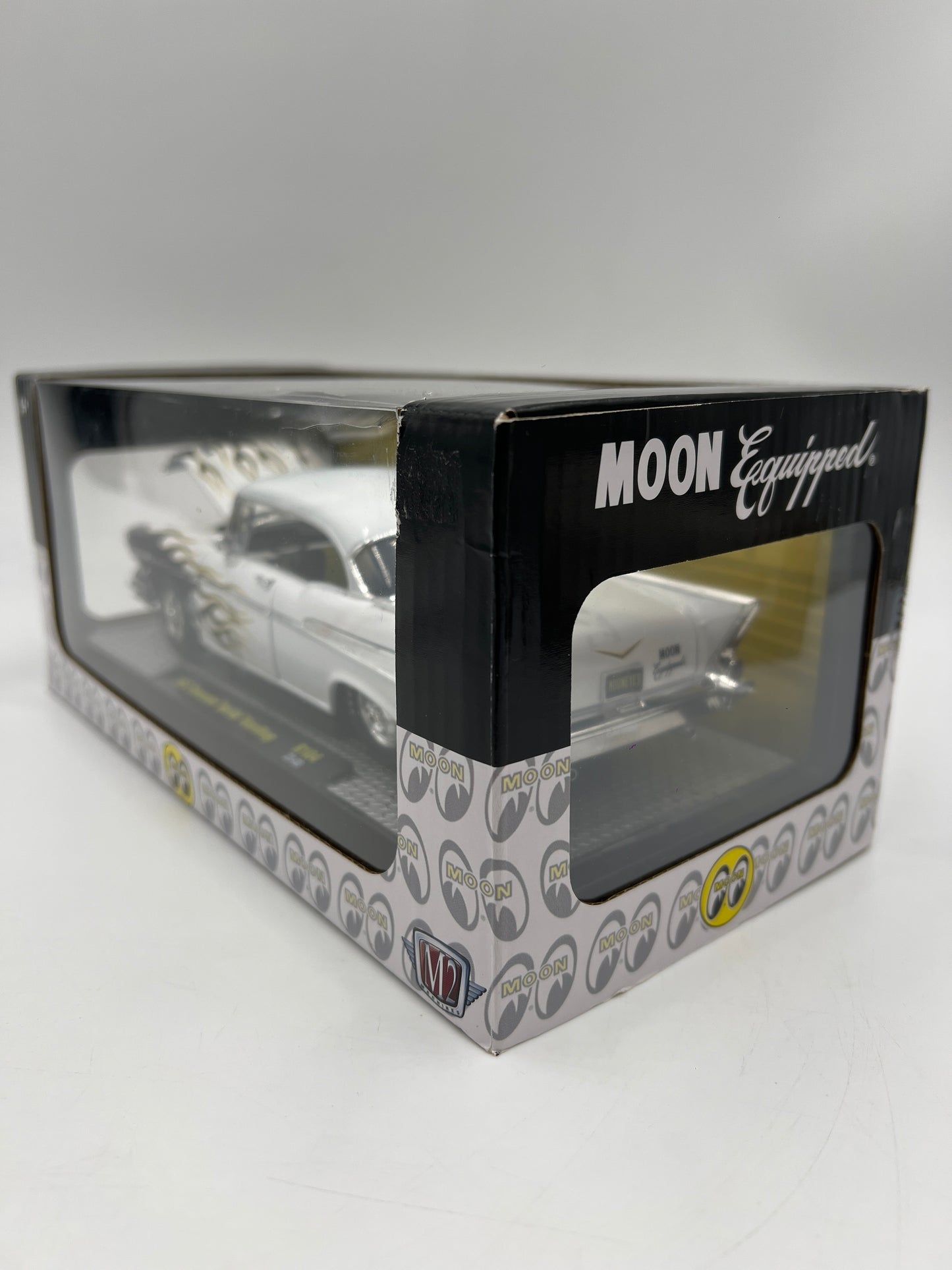 M2 Machines 1/24 Moon Equipped 1957 Chevrolet Bel Air Hardtop Mooneyes White R104 Cracked Blister