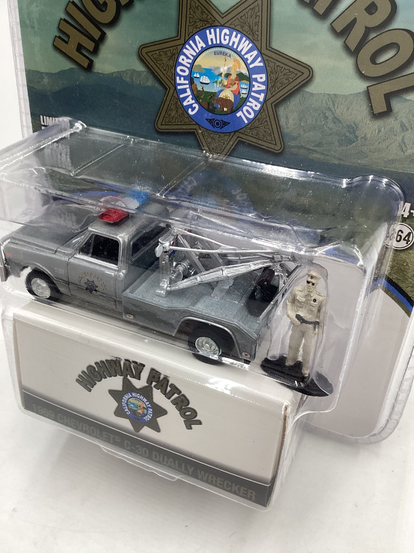 Greenlight Highway Patrol California Raw Chase 1969 Chevrolet C-30 Dually Wrecker