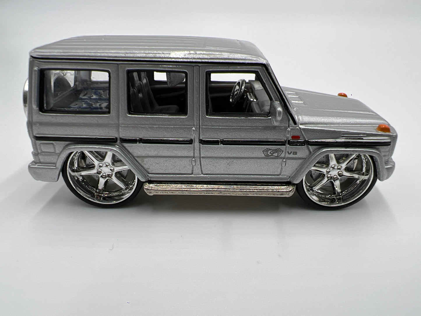 Maisto Playerz Luxury Diecast Collection Mercedes-Benz G-Class Silver Loose