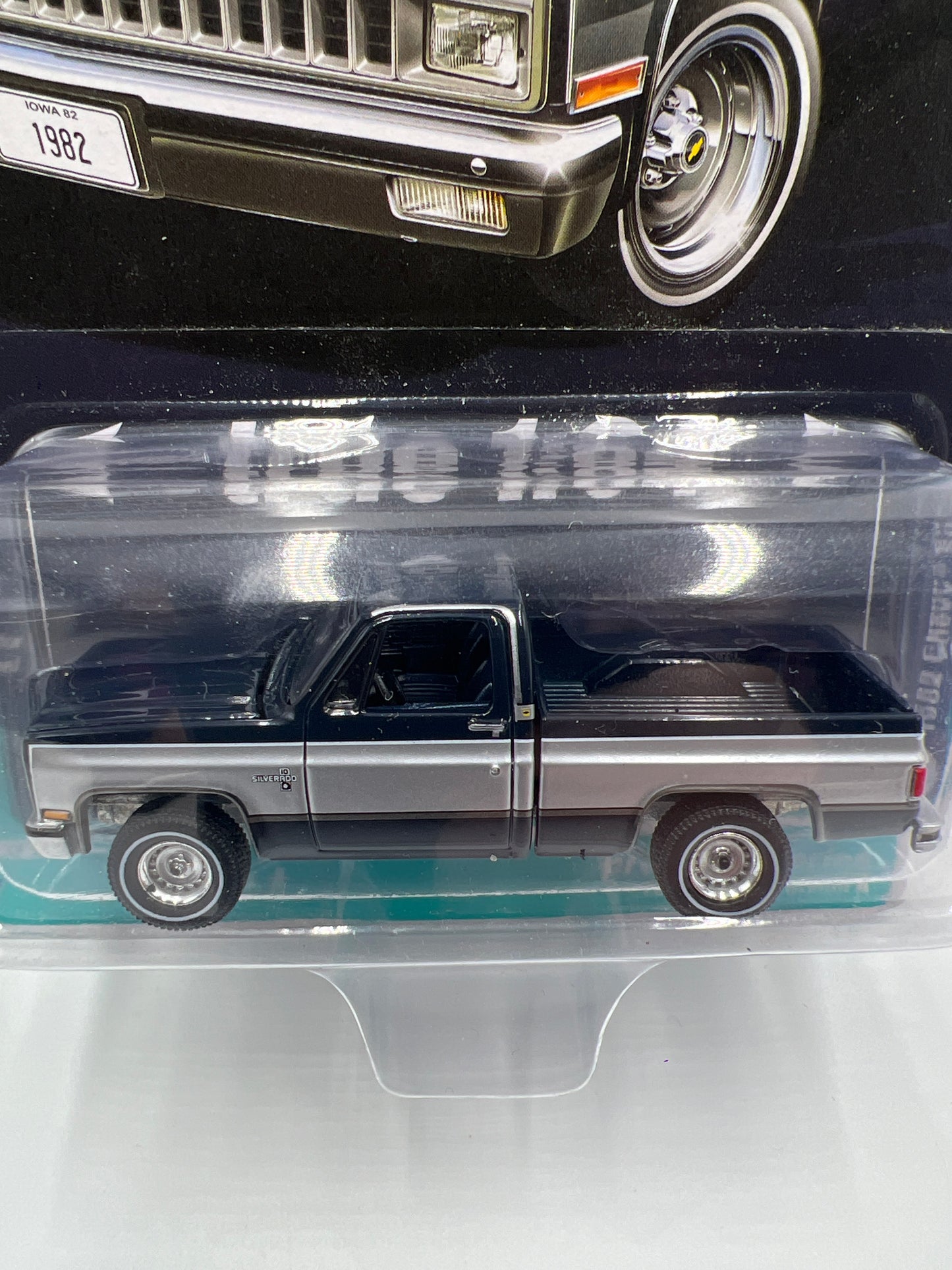 Auto World Muscle Trucks Release 2 Version A 1982 Chevy Silverado 10 Fleetside Dark Blue/Silver