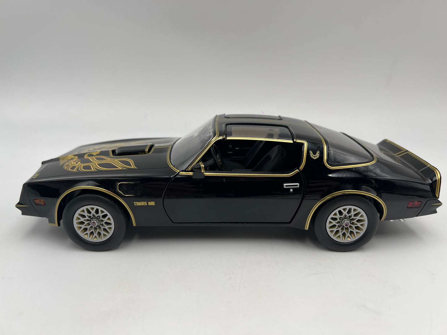 Greenlight x Artisan 1:18 Scale Loose Smokey & The Bandit 1977 Pontiac Firebird Trans Am Black