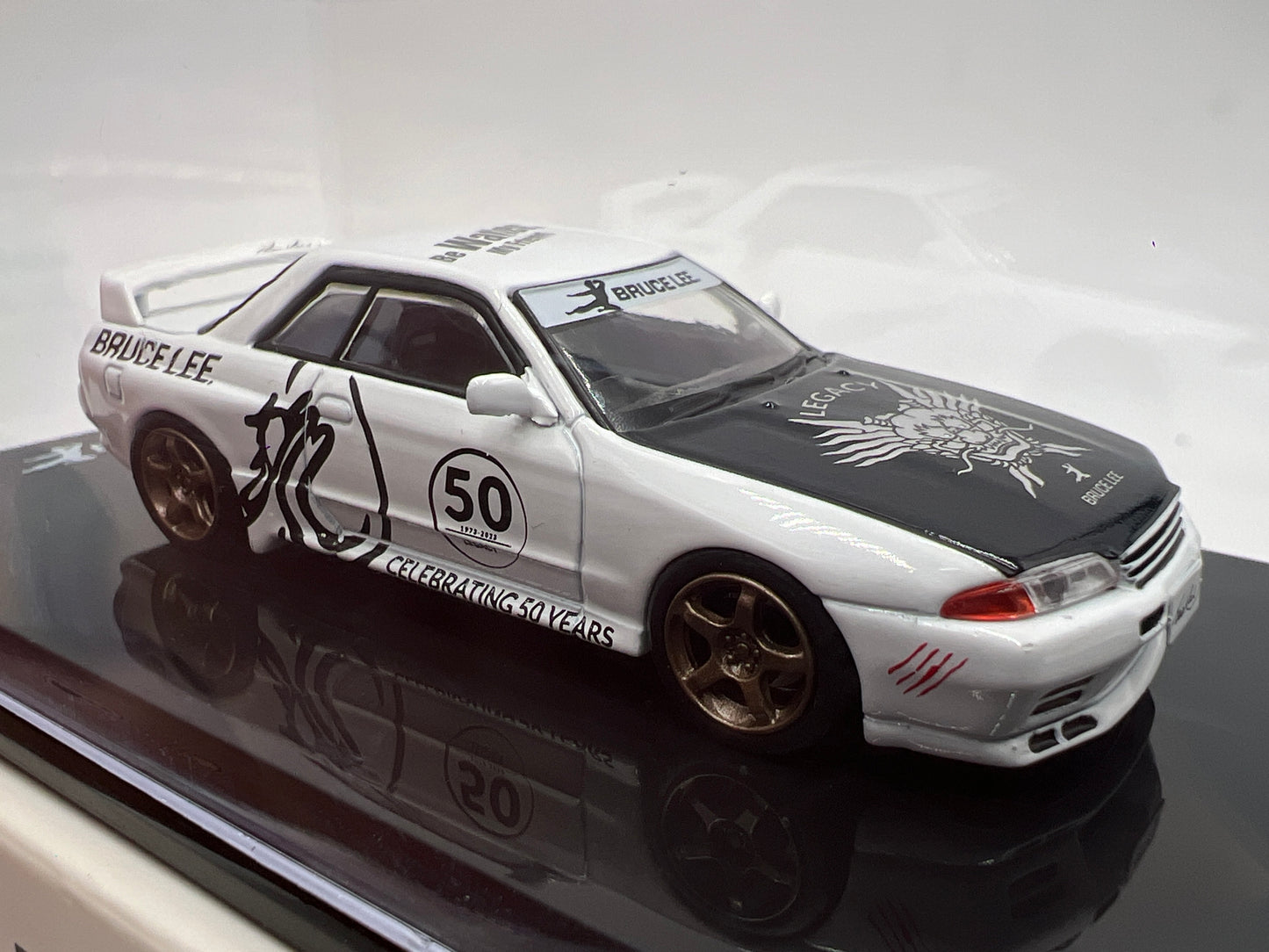 Inno64 1/64 Bruce Lee 50 Years Legacy Set Nissan Skyline GT-R R32 White