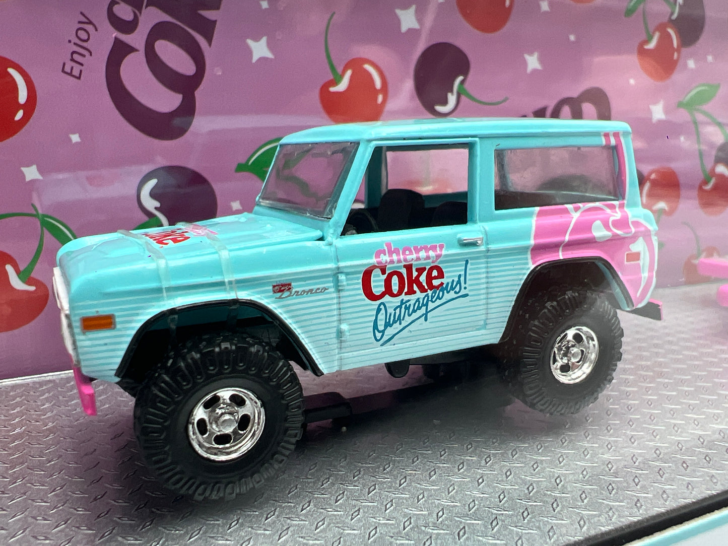 M2 Machines Haulers S03 Cherry Coke 1976 Ford Bronco & 1995 Ford Ranger XLT