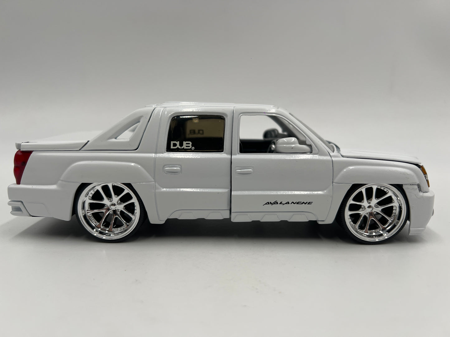 Jada 1/24 Scale Dub City 2001 Chevrolet Avalanche White Loose FOR PARTS
