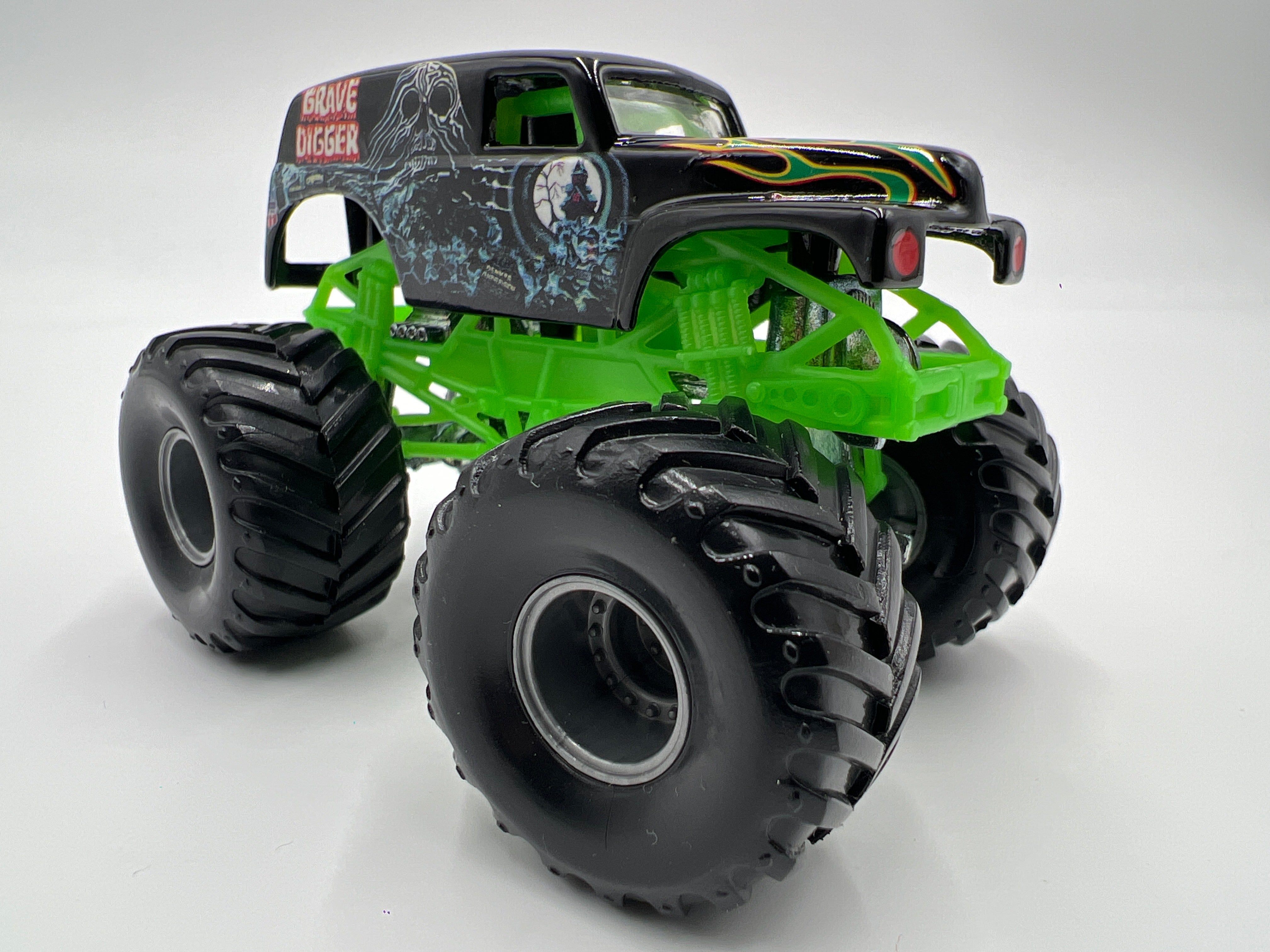 ホットウィール GRAVE DIGGER Hot Wheels Monster Jam Grave Digger Die-Cast Vehicle, 1:24 Scale