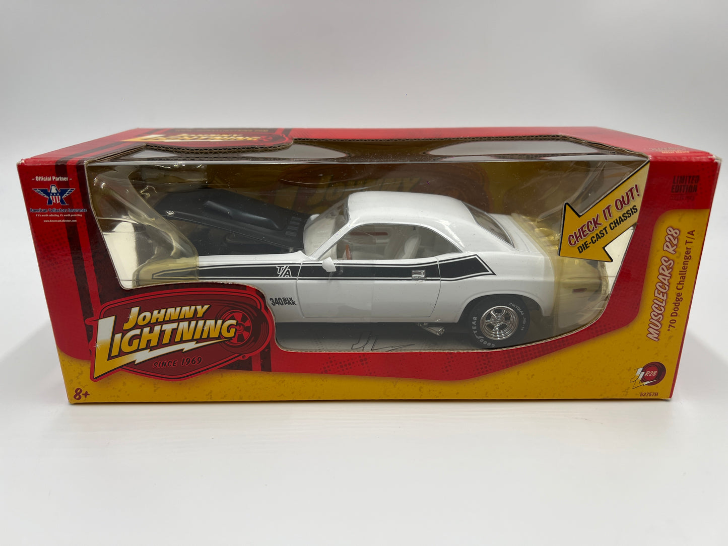 Johnny Lightning 1:24 Scale White Lightning Chase Muscle Cars R28 70 Dodge Challenger T/A White VHTF