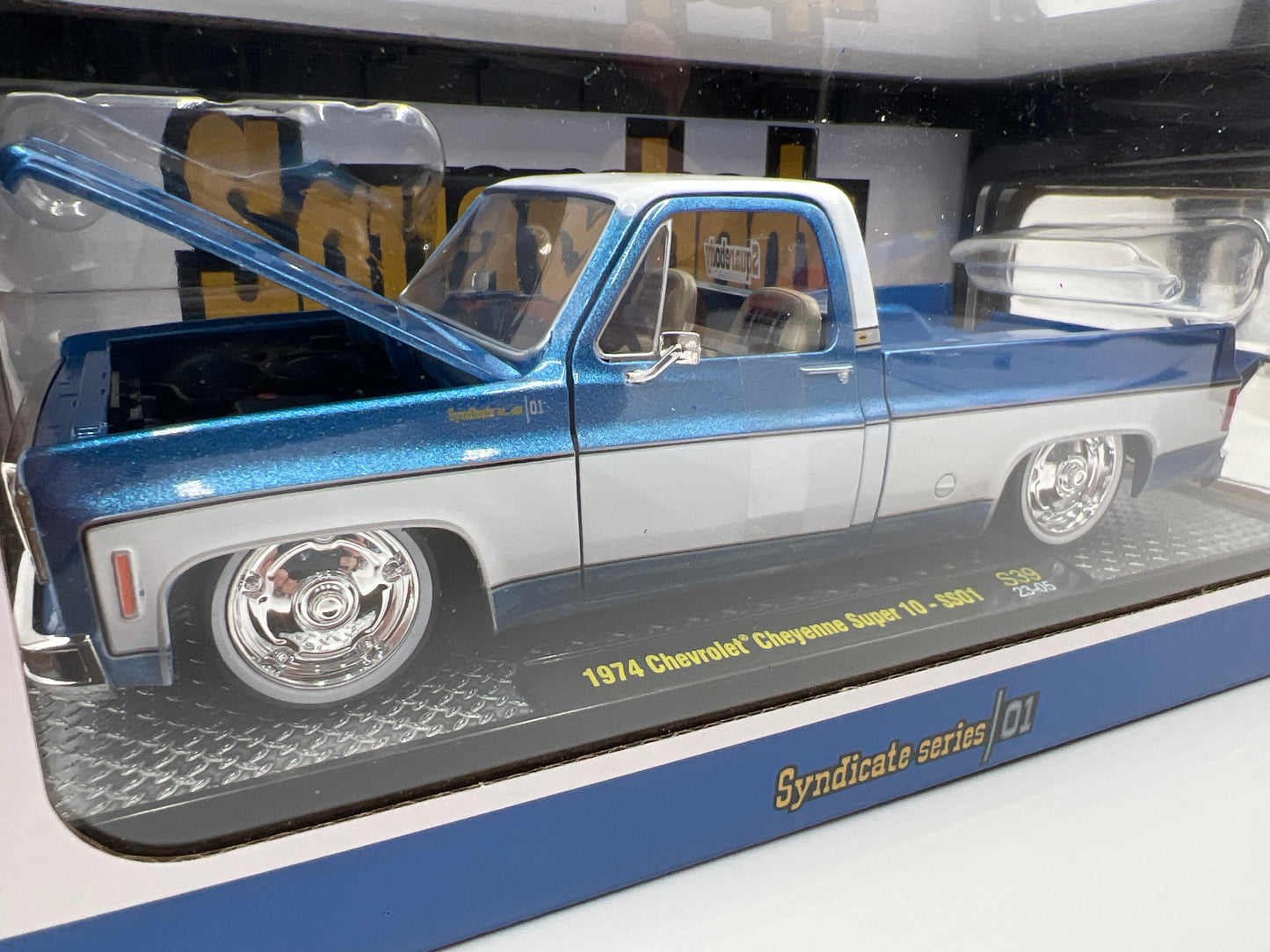 M2 Machines 1/24 Syndicate Series 1974 Chevrolet Cheyenne Super 10 SS01 Blue/White S39