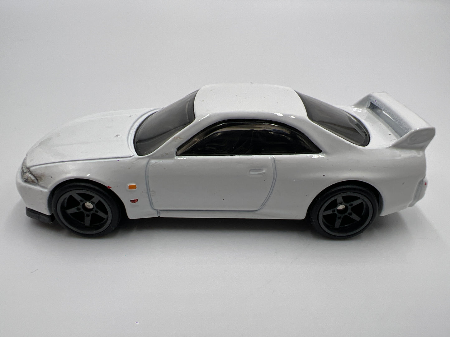 Hot Wheels 1/64 Premium Diorama Set Nissan Skyline GT-R R33 White Loose