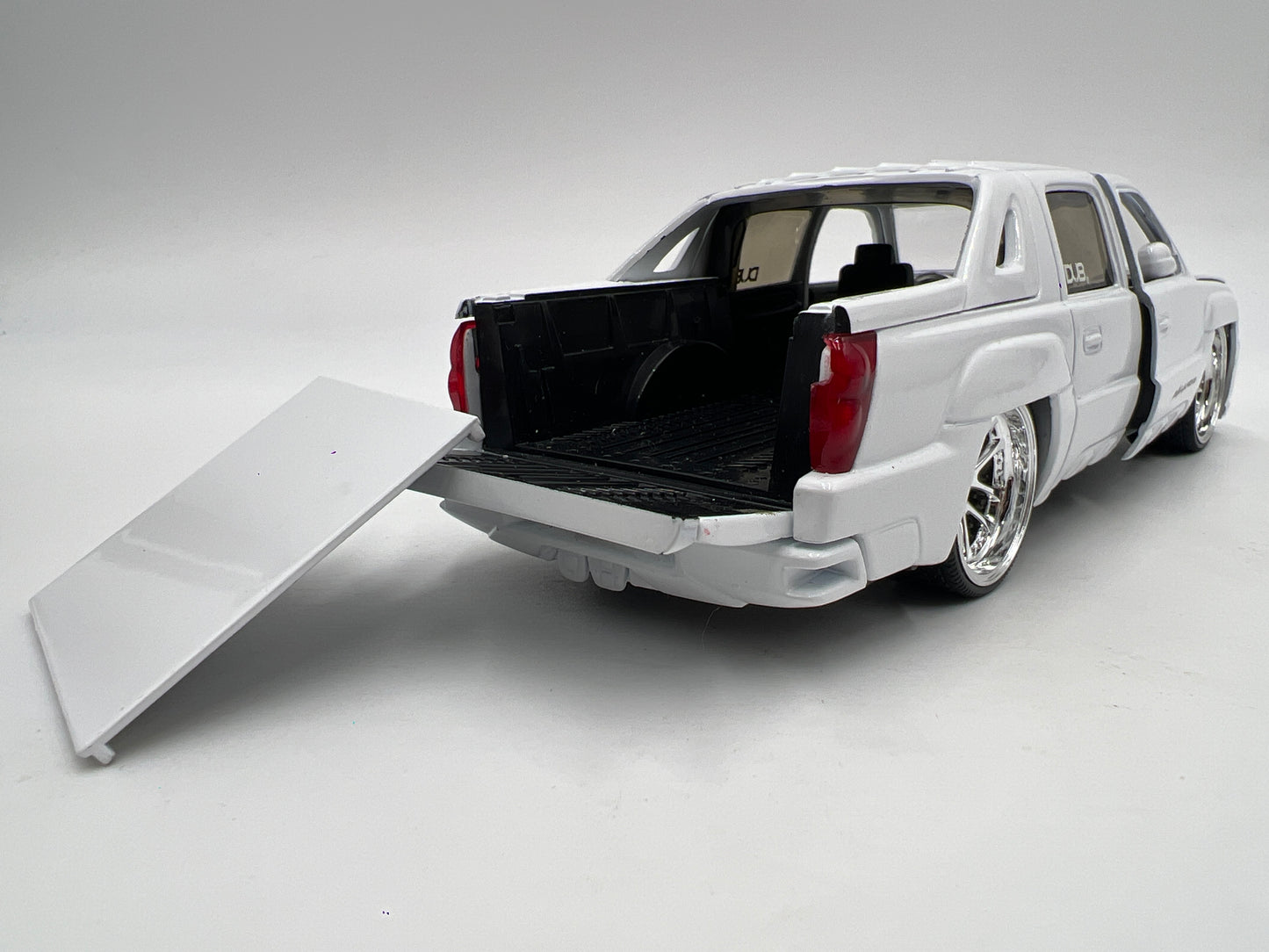 Jada 1/24 Scale Dub City 2001 Chevrolet Avalanche White Loose FOR PARTS