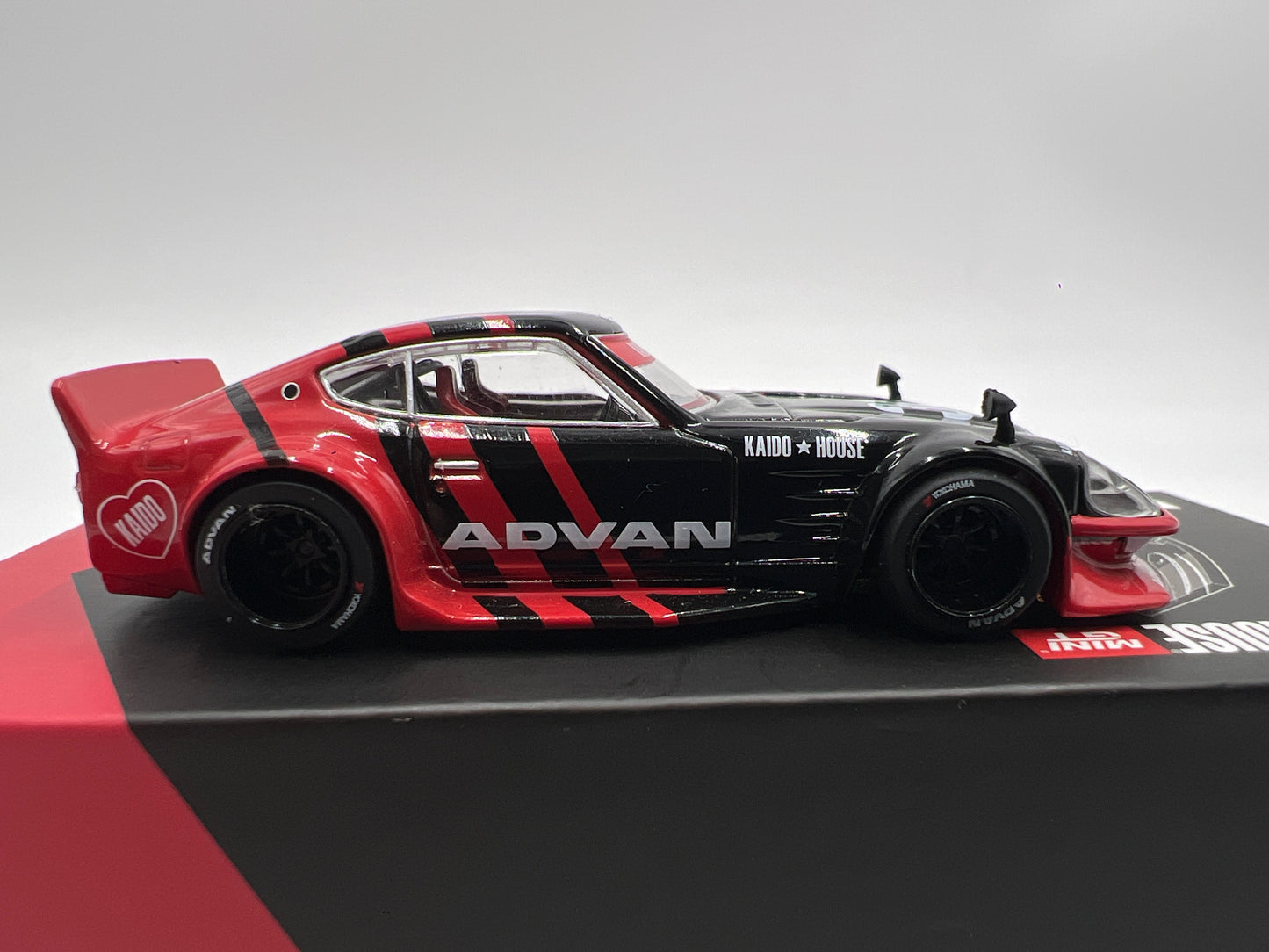 Mini GT Kaido House #172 Nissan Fairlady Z Kaido GT Advan