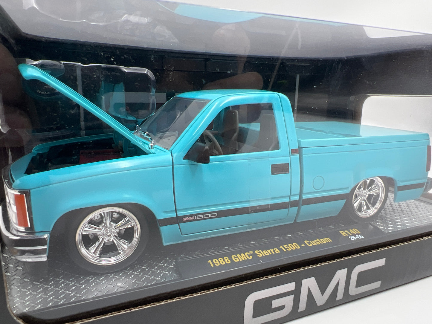 M2 Machines 1/24 Scale R140 1988 GMC Sierra 1500 Custom Light Blue