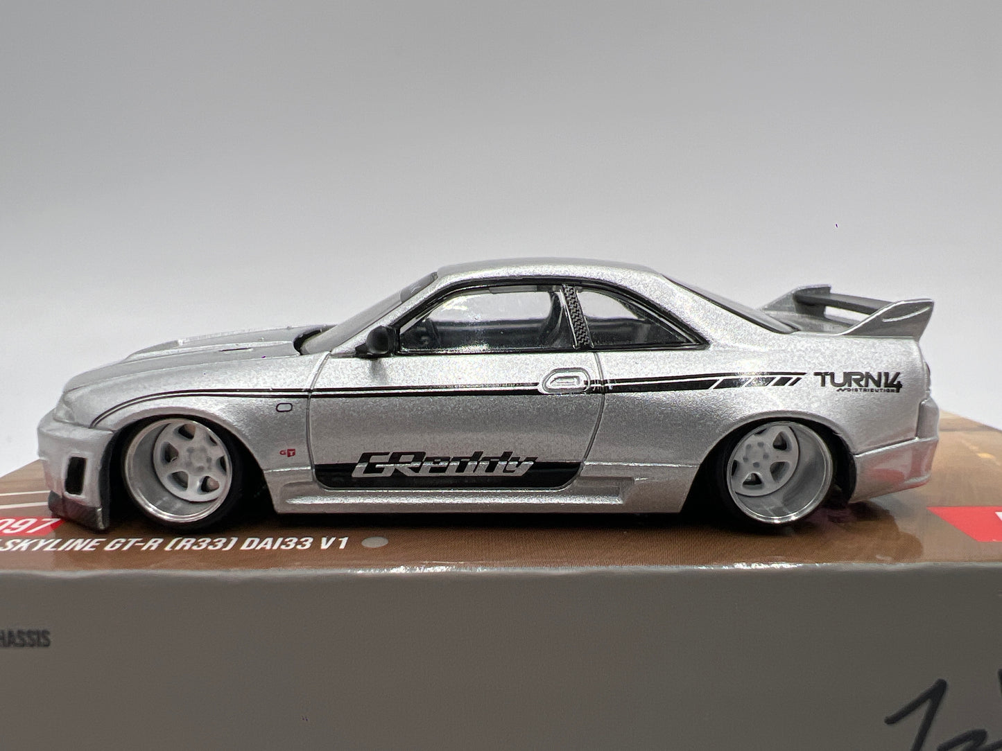 Mini GT Kaido House #097 Nissan Skyline GT-R R33 DAI33 V1 Silver