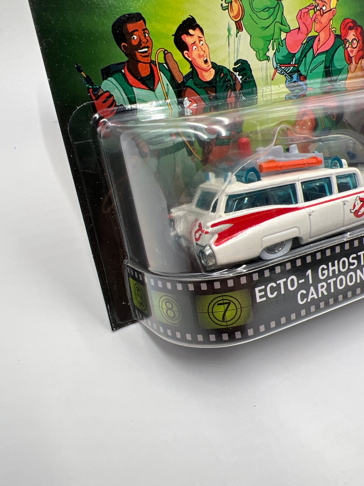 Hot Wheels Retro Entertainment Ghostbusters Ecto-1 Cartoon Car White W/Protector