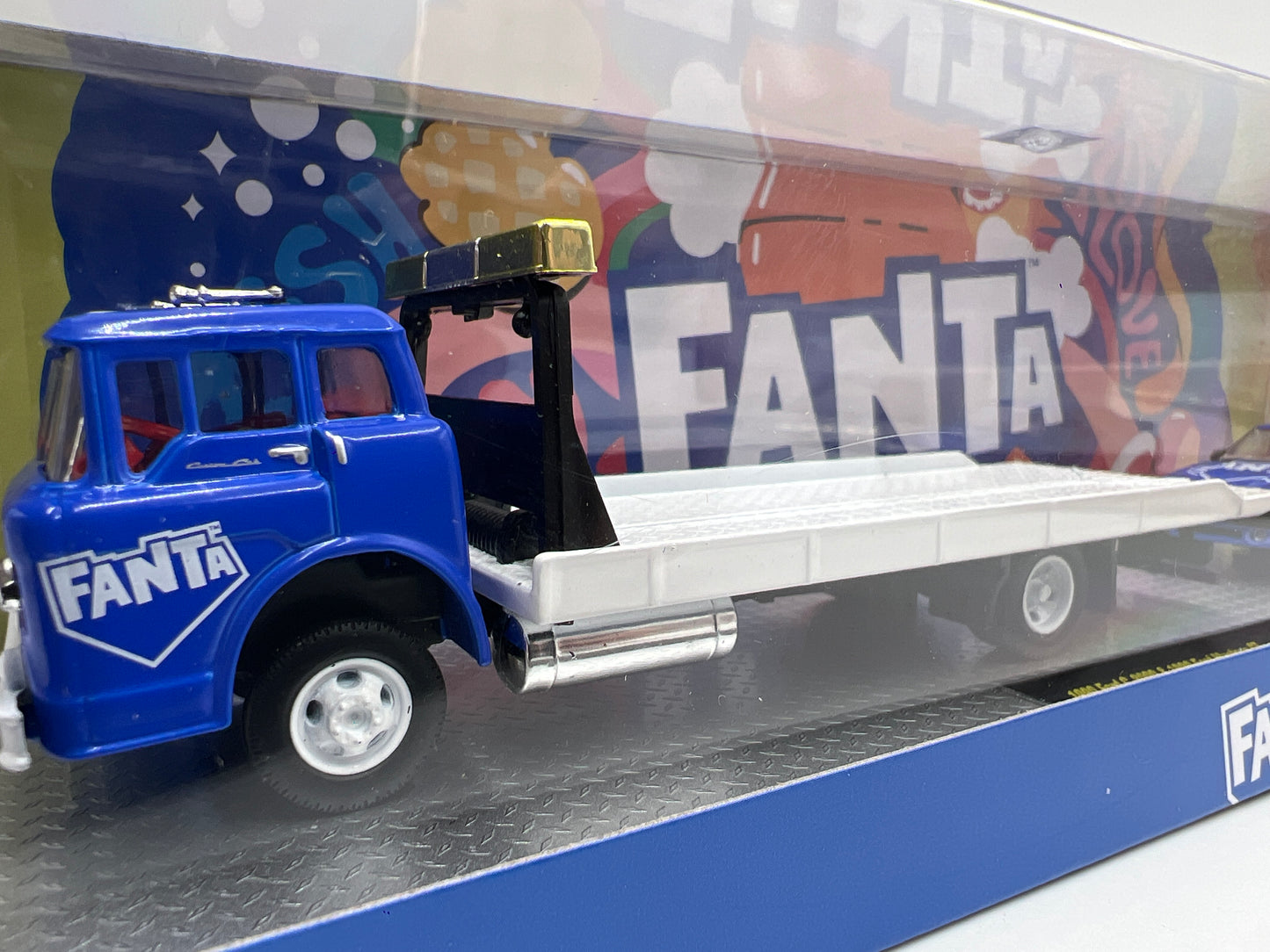 M2 Machines Haulers TW44 Fanta 1990 Ford C-8000 & 1990 Ford Mustang GT