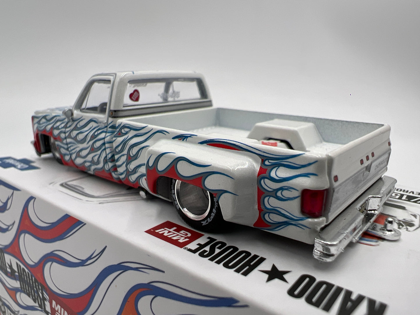Mini GT x Kaido House #157 Chevrolet Silverado Dually On Fire V2 White