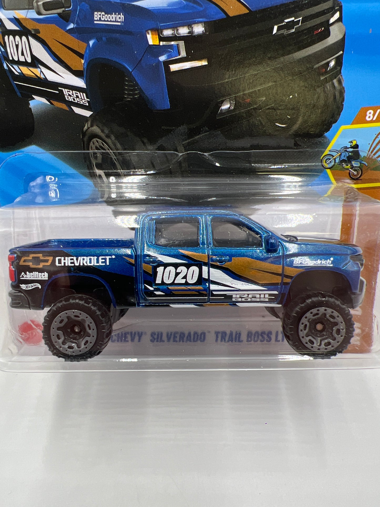 2025 Hot Wheels J Case HW Dirt #152 19 Chevy Silverado Trail Boss LT Blue 17i