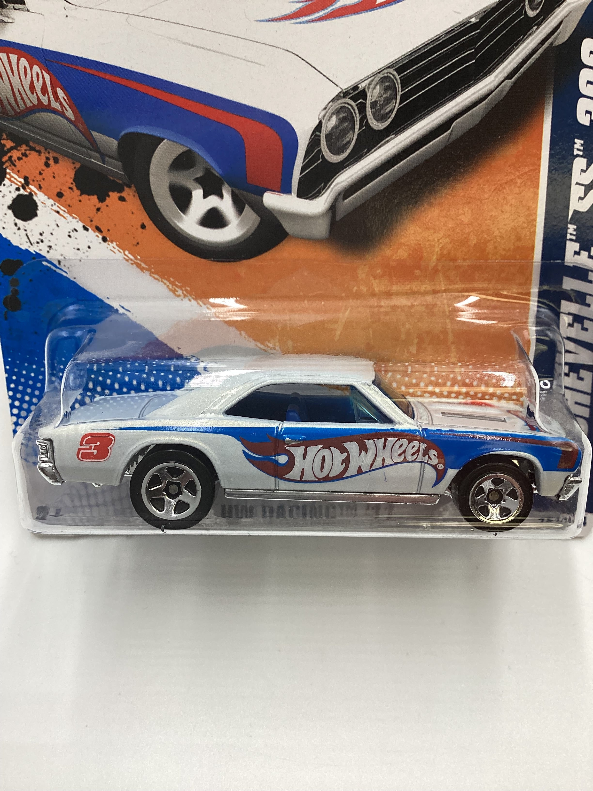 2011 Hot wheels #151 67 Chevelle SS 396 White Green Lantern Card