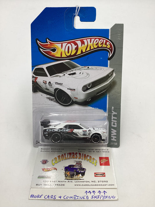 2013 Hot wheels #27 HW City Treasure Hunt Dodge Challenger Drift Car 274E