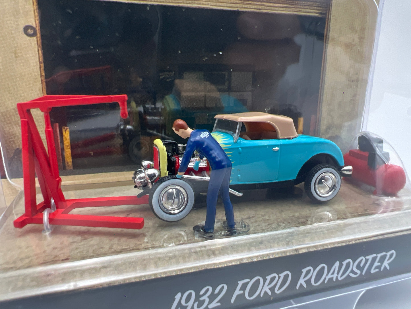 M2 Machines Diorama R22 1932 Ford Roadster Light Blue