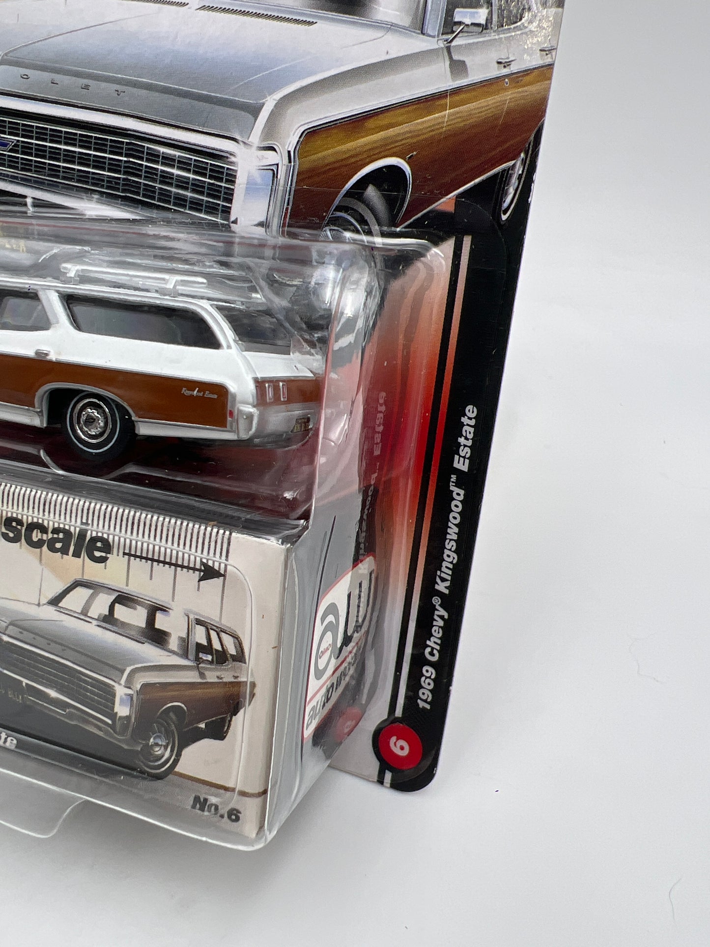 Auto World Muscle Wagons #6 1969 Chevy Kingswood Estate White