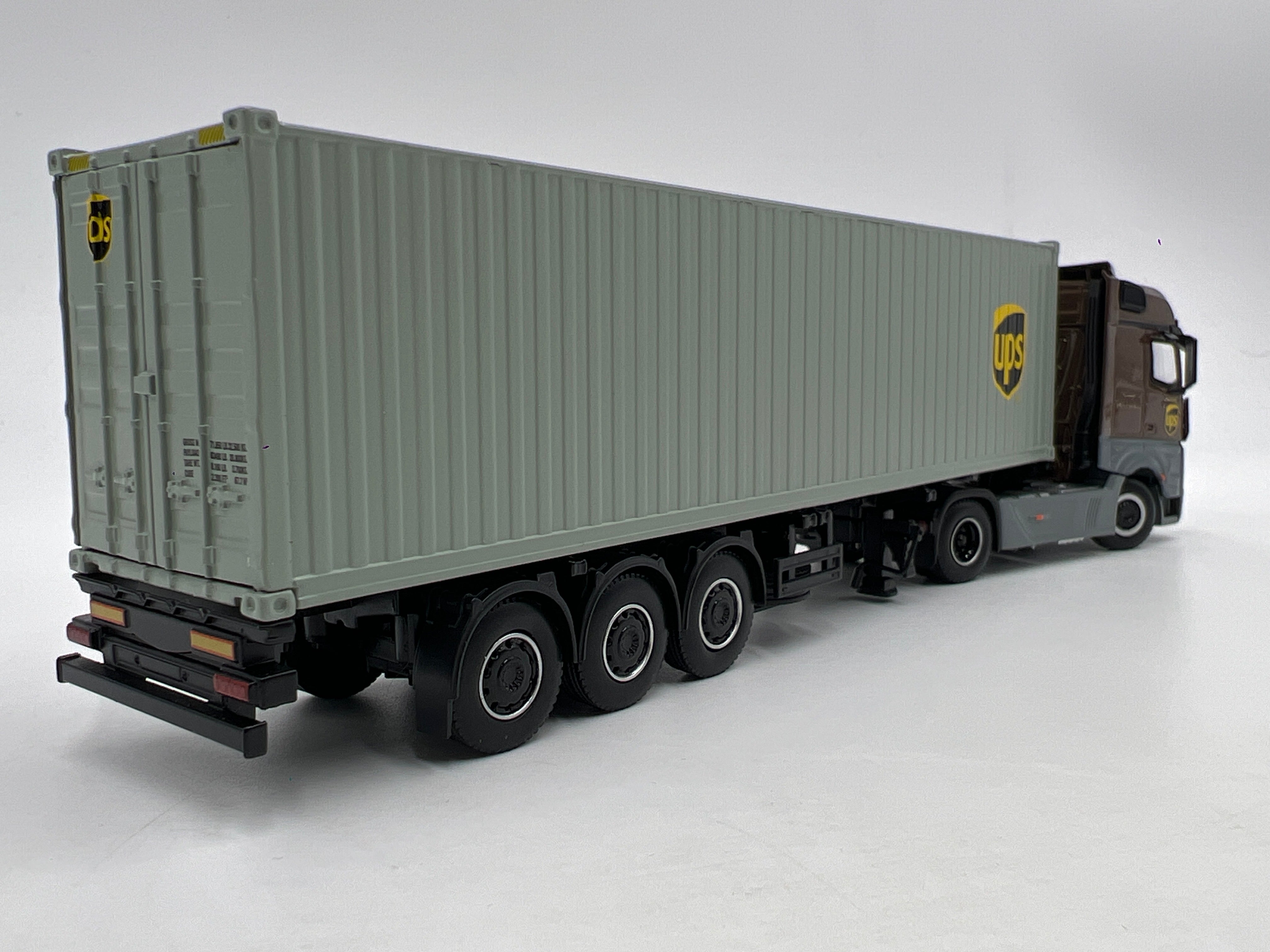 Mini GT #705 Mercedes-Benz Actros W/40ft Container UPS Europe