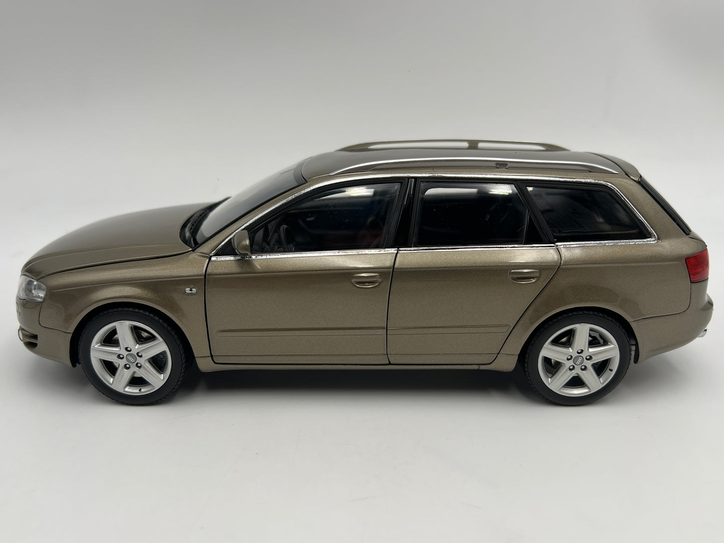 Minichamps 1:18 Scale 2005 Audi A4 Avant Beige Metallic Exceptional Detail W/Box See Desc
