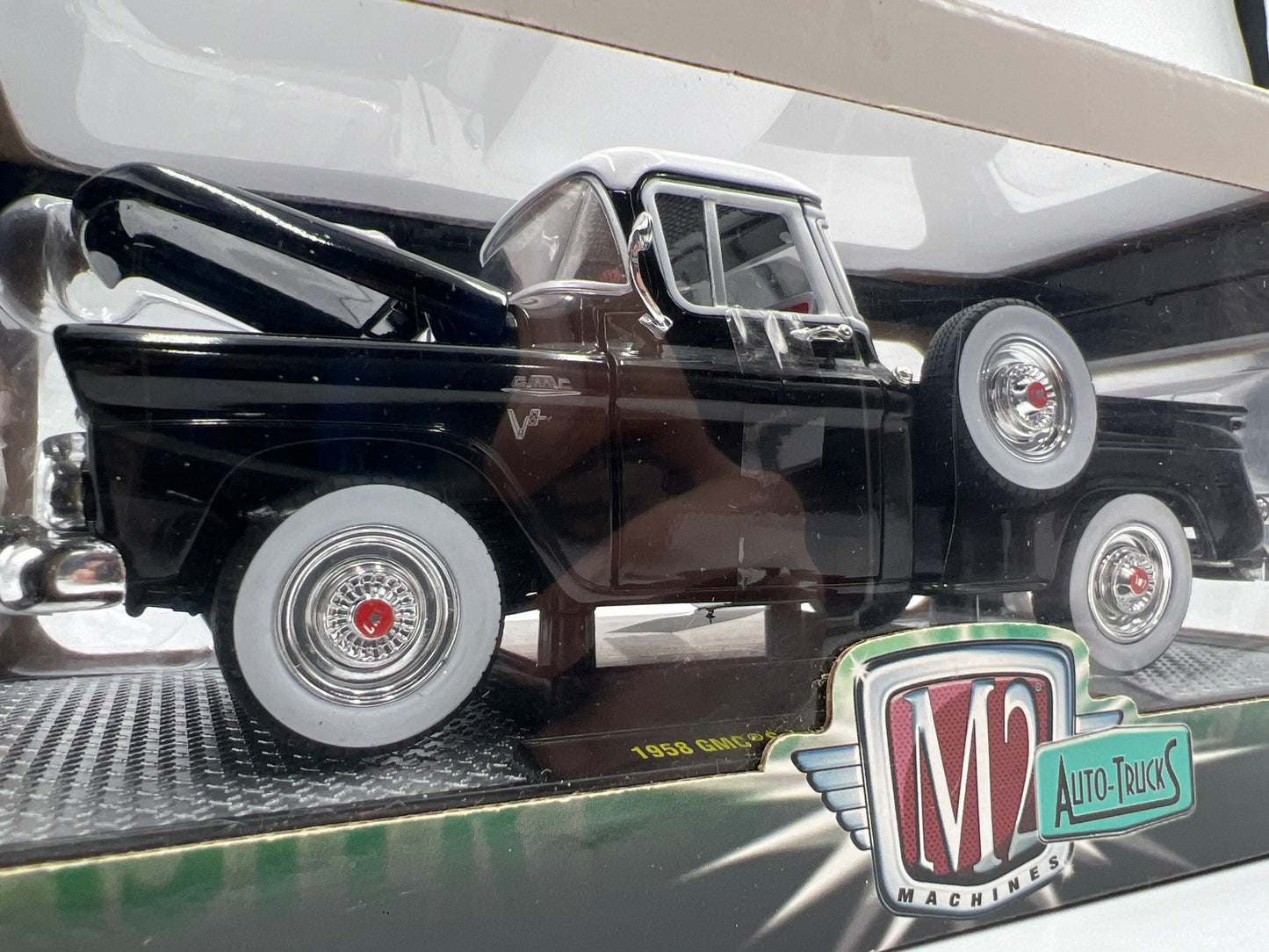 M2 Machines 1/24 Premium Edition Auto-Trucks 1958 GMC Suburban Carrier Black R50
