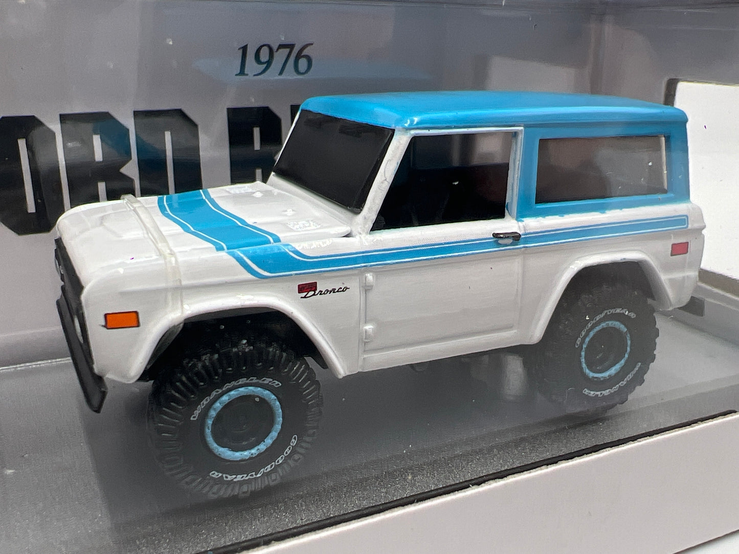 M2 Machines R106 1976 Ford Bronco White/Blue