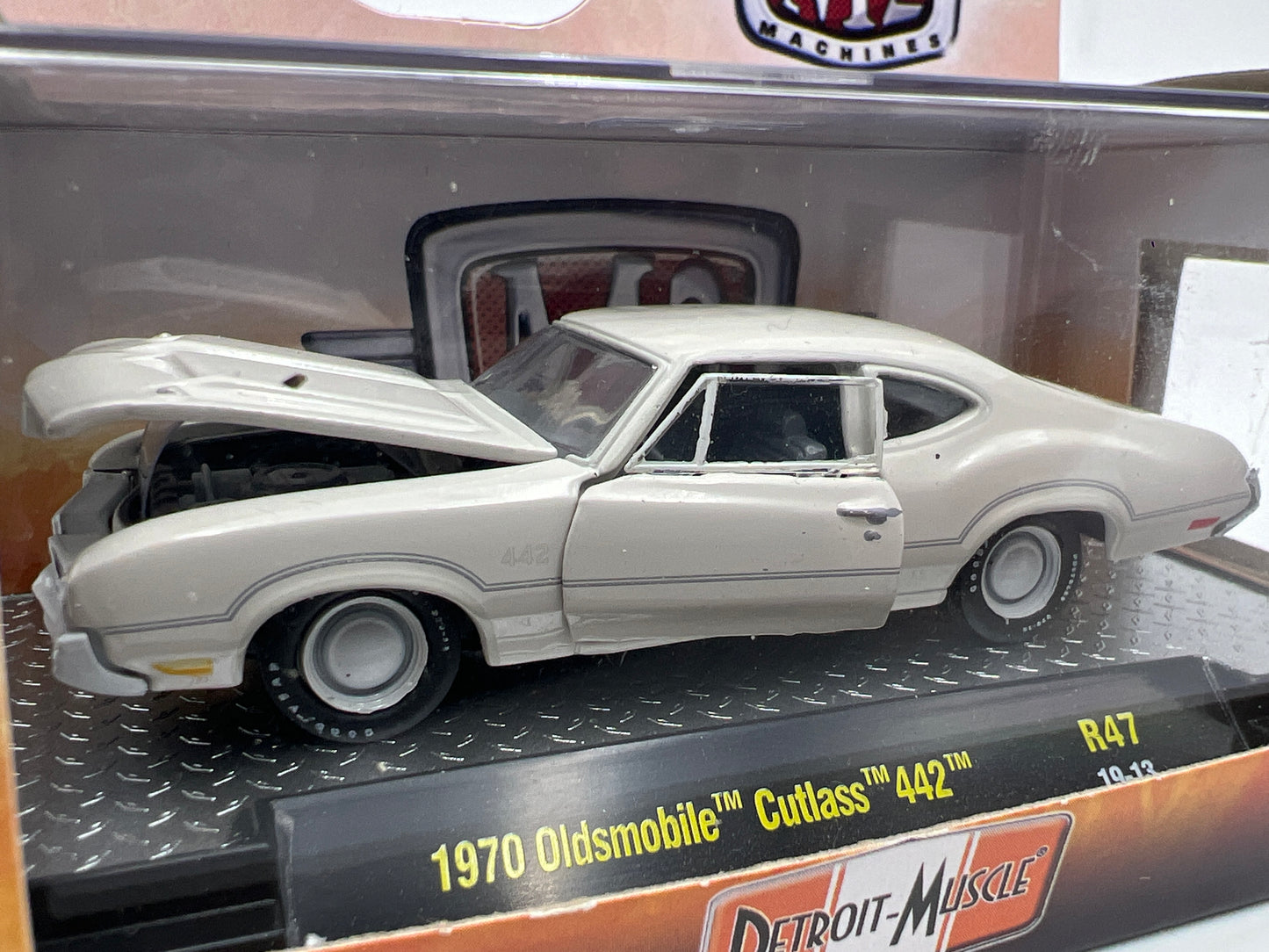 M2 Machines R47 CHASE Detroit Muscle 1970 Oldsmobile Cutlass 442 White