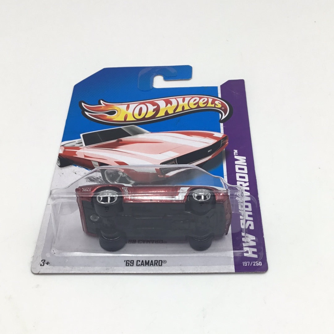 2013 hot wheels super treasure hunt #197 69 Camaro W/Protector