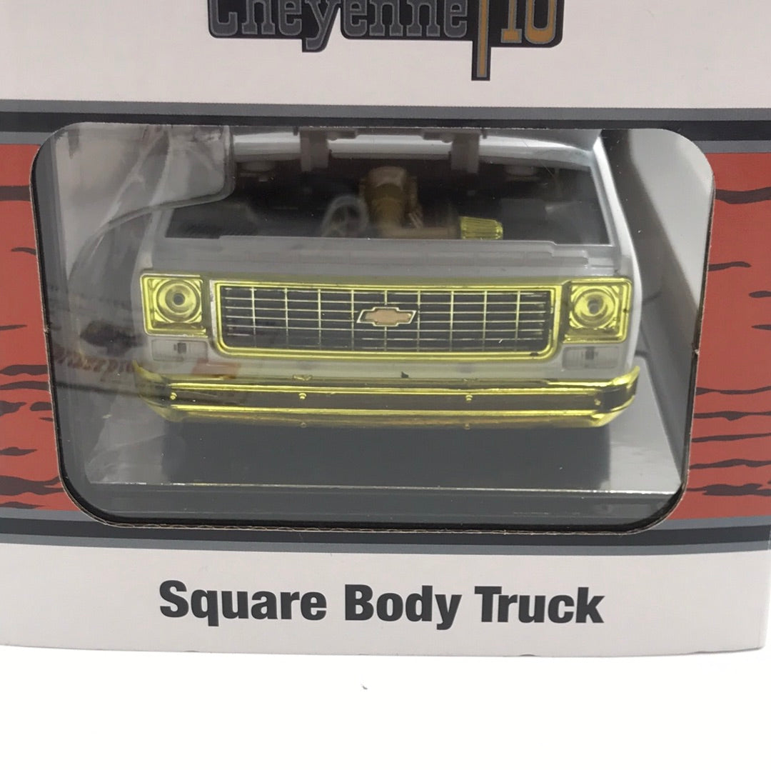 M2 Machines 1/24 chase 1973 Chevrolet Cheyenne 10 white R102