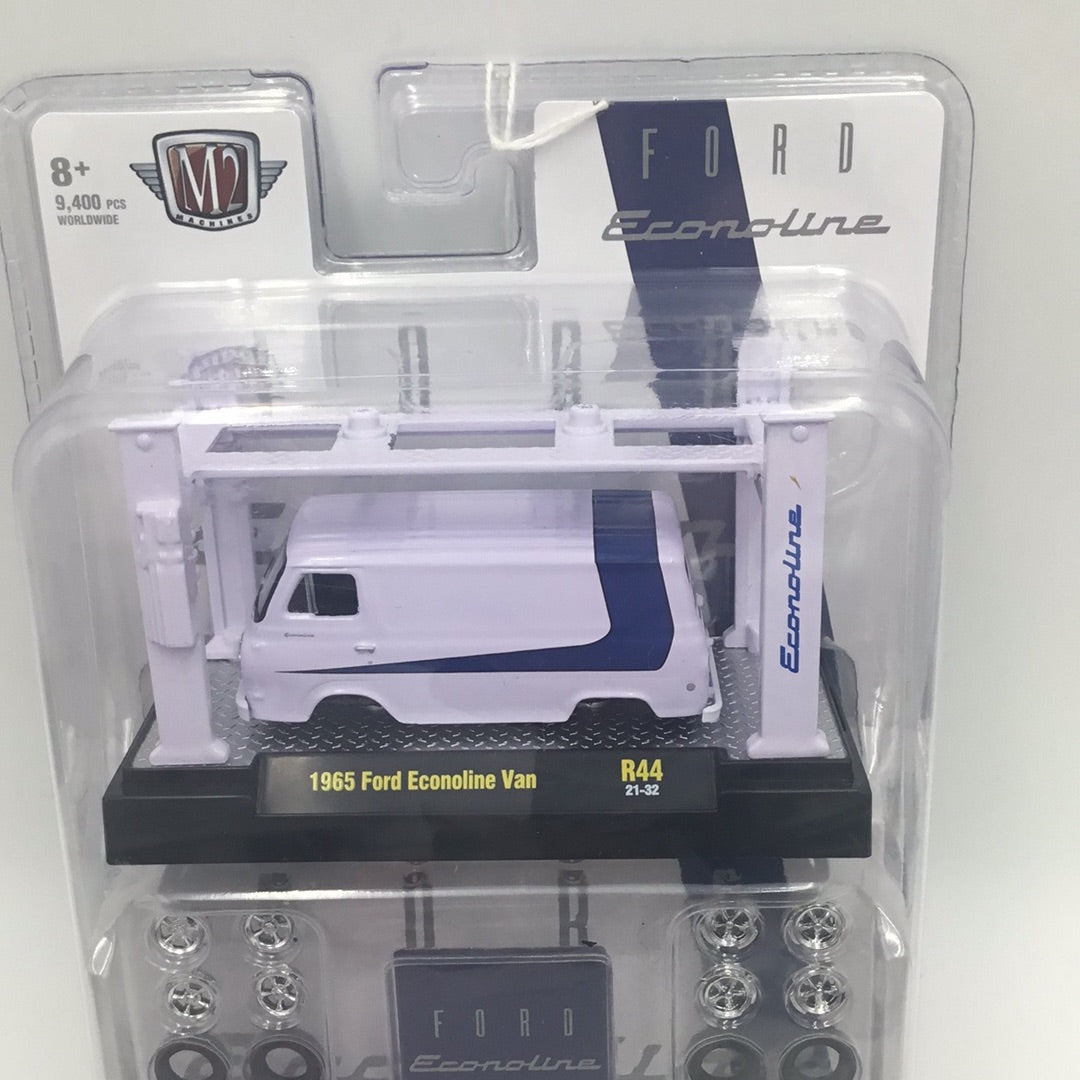 M2 Machines Model-Kit release R44 1965 Ford Econoline Van