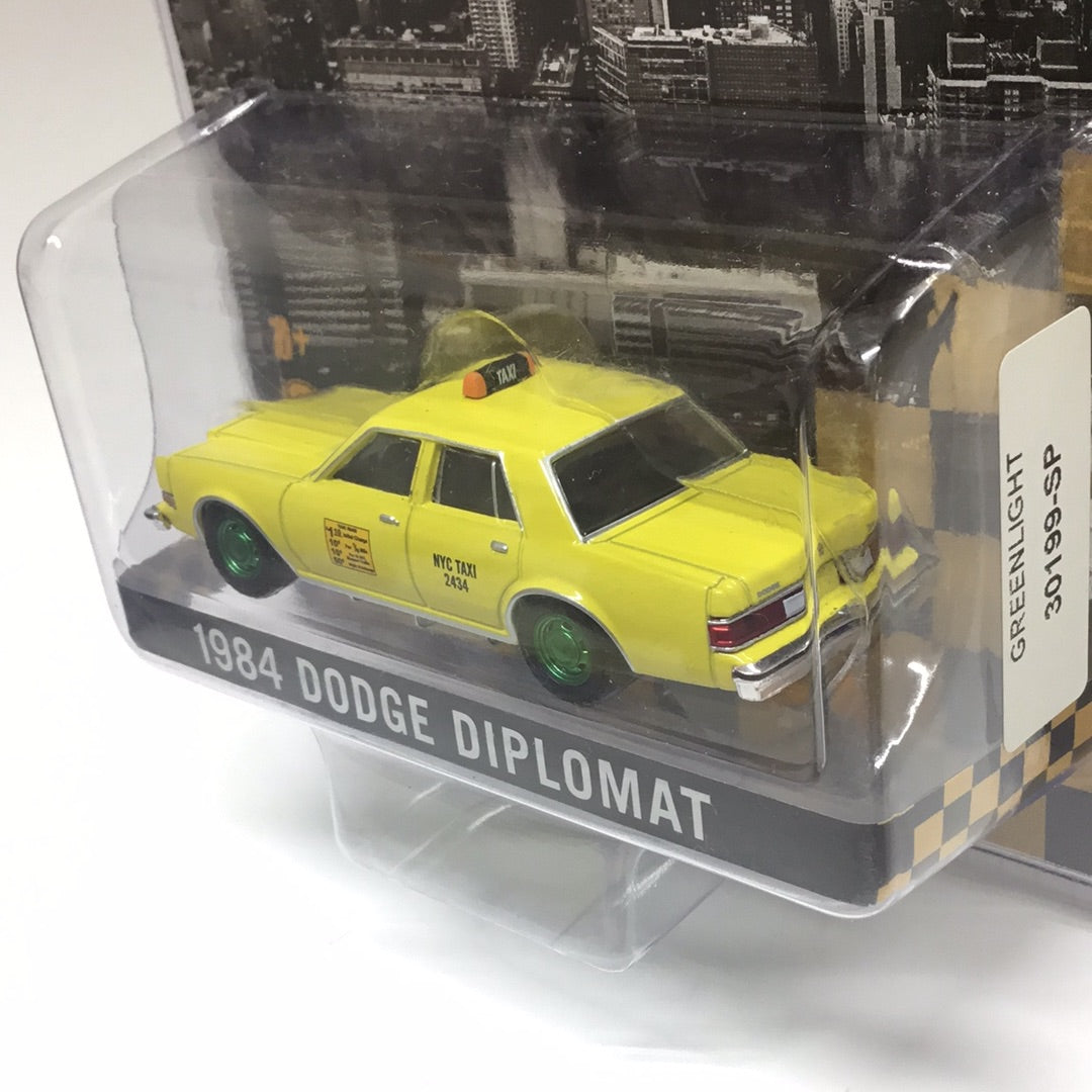 Greenlight Hobby exclusive NYC Taxi 1984 Dodge Diplomat green machine CHASE