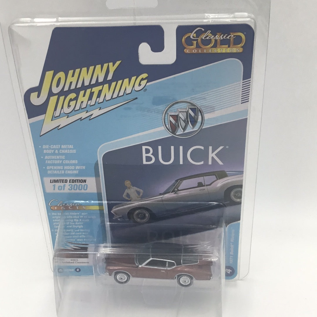 Johnny lightning Classic Gold 1971 Buick Riviera White Lightning W/ Protector VHTF